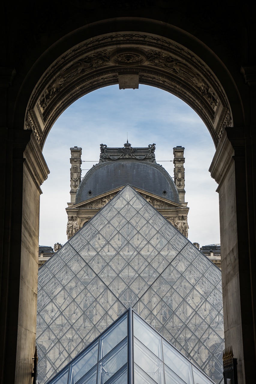 explorez le louvre, un musée emblématique à paris, abritant des chefs-d'œuvre tels que la mona lisa et la vénus de milo. découvrez l'histoire, l'art et l'architecture de ce monument mondialement reconnu.