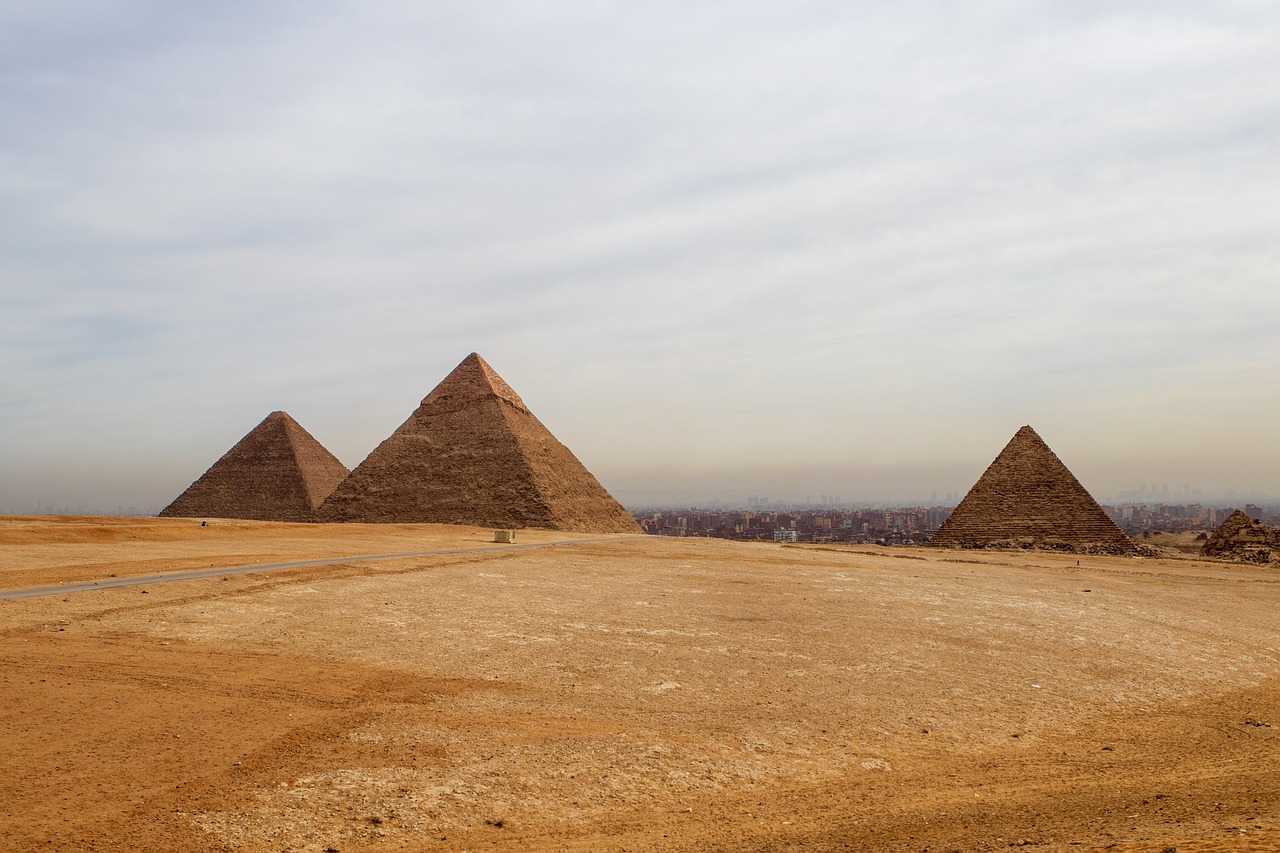découvrez cairo, la captivante capitale de l'égypte, où l'histoire ancienne se mêle à la modernité. explorez ses pyramides emblématiques, ses musées fascinants et sa culture riche, tout en profitant de la vibrante vie urbaine.